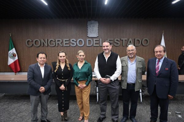 El Congreso del Estado de Puebla firmó un convenio con la Asociación de Centros Comerciales de Puebla (ACECOP) para otorgar promociones y descuentos a sus trabajadores en establecimientos afiliados. Foto: Primera Plana Puebla