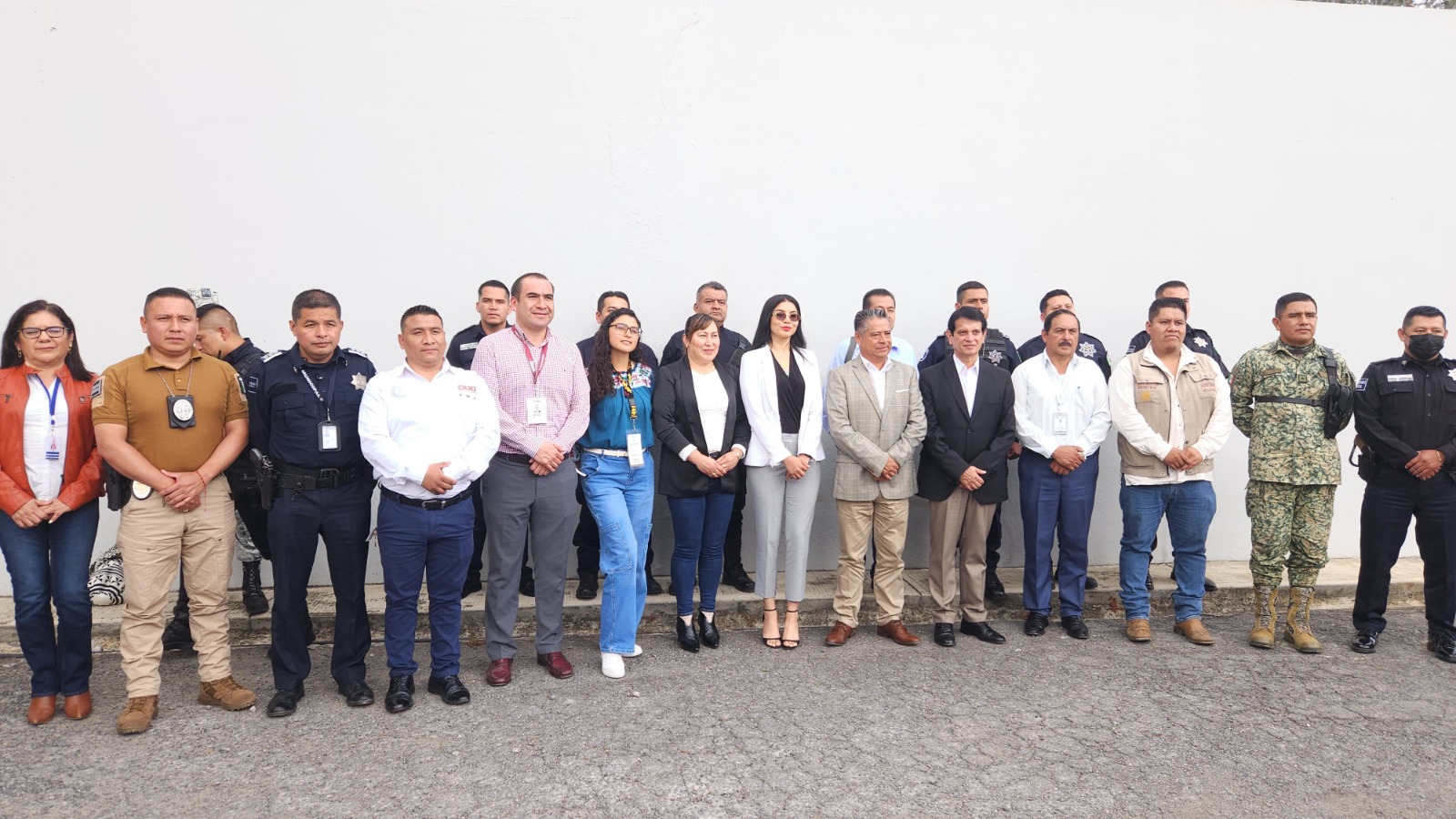 El municipio de Xiutetelco fue sede de la Mesa Regional de Seguridad, donde autoridades de SEDENA, Marina, Guardia Nacional, Policía Estatal y Municipal de las microrregiones 05 y 06 compartieron reportes operativos y reforzaron estrategias conjuntas. El presidente municipal, Baltazar Narciso Baltazar, destacó la importancia del trabajo coordinado para garantizar la paz en la región, en línea con la estrategia estatal de Seguridad con Bienestar.