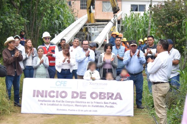 El presidente municipal de Xiutetelco, Baltazar Narciso Baltazar, dio el banderazo de inicio a la ampliación de la red de energía eléctrica en la Privada San Pedro, en la localidad de Xaltipan.