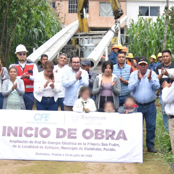 El presidente municipal de Xiutetelco, Baltazar Narciso Baltazar, dio el banderazo de inicio a la ampliación de la red de energía eléctrica en la Privada San Pedro, en la localidad de Xaltipan.