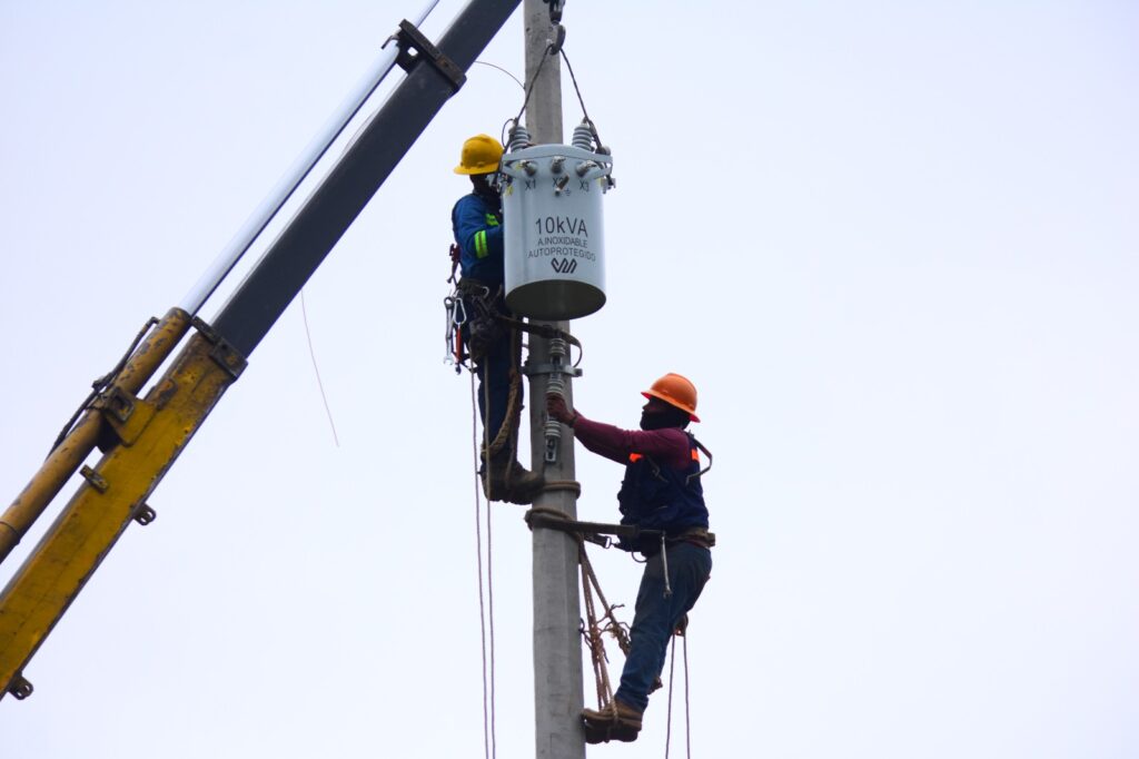 El presidente municipal de Xiutetelco, Baltazar Narciso Baltazar, dio el banderazo de inicio a la ampliación de la red de energía eléctrica en la Privada San Pedro, en la localidad de Xaltipan.
