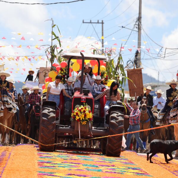 En el marco de la festividad de Santiago Apóstol, el gobernador Alejandro Armenta encabezó la tradicional cabalgata en Chignahuapan, acompañado por más de mil jinetes y el presidente municipal Juan Rivera Trejo. El evento reafirma el compromiso del Gobierno del Estado por preservar las tradiciones en un entorno de paz y seguridad.