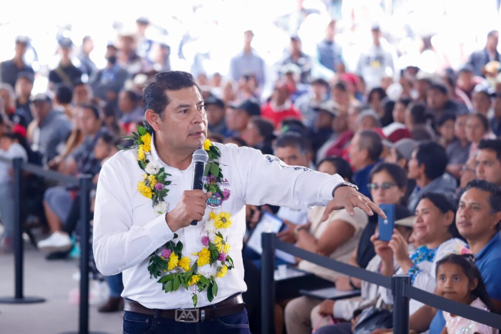 Como parte de su estrategia de bienestar y seguridad, el gobernador Alejandro Armenta encabezó la entrega de apoyos productivos al campo por más de 24 millones de pesos, beneficiando a 2 mil productoras y productores de Teziutlán, Tlatlauquitepec y municipios aledaños.