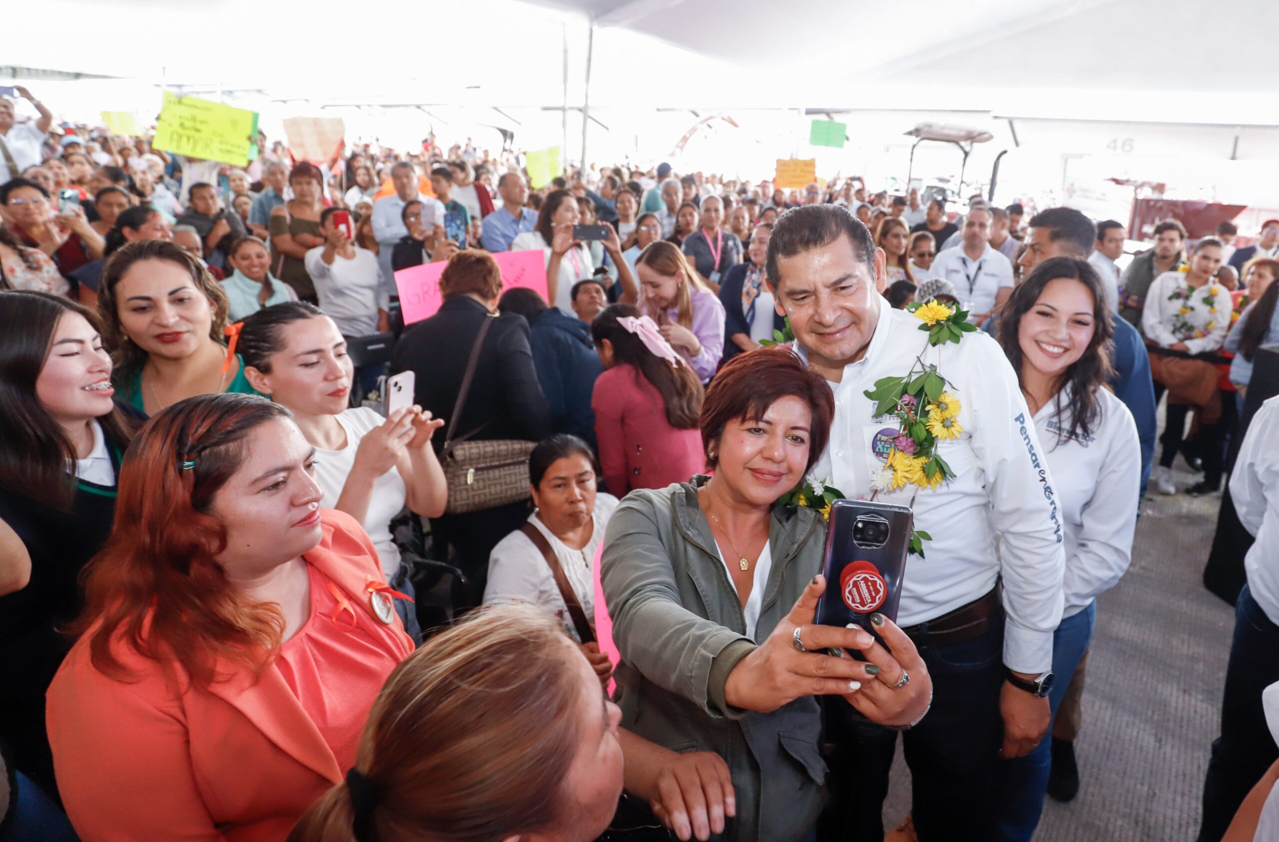 Como parte de su estrategia de bienestar y seguridad, el gobernador Alejandro Armenta encabezó la entrega de apoyos productivos al campo por más de 24 millones de pesos, beneficiando a 2 mil productoras y productores de Teziutlán, Tlatlauquitepec y municipios aledaños.