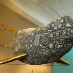 El presidente municipal Pepe Chedraui visitó la exposición “El Murmullo de los Océanos” del artista César Menchaca, que se presenta en la Galería del Palacio Municipal como una propuesta artística que conjuga el arte huichol y el reciclaje de plásticos recolectados en costas mexicanas, con un poderoso mensaje de protección ambiental.