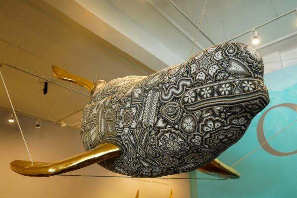 El presidente municipal Pepe Chedraui visitó la exposición “El Murmullo de los Océanos” del artista César Menchaca, que se presenta en la Galería del Palacio Municipal como una propuesta artística que conjuga el arte huichol y el reciclaje de plásticos recolectados en costas mexicanas, con un poderoso mensaje de protección ambiental.