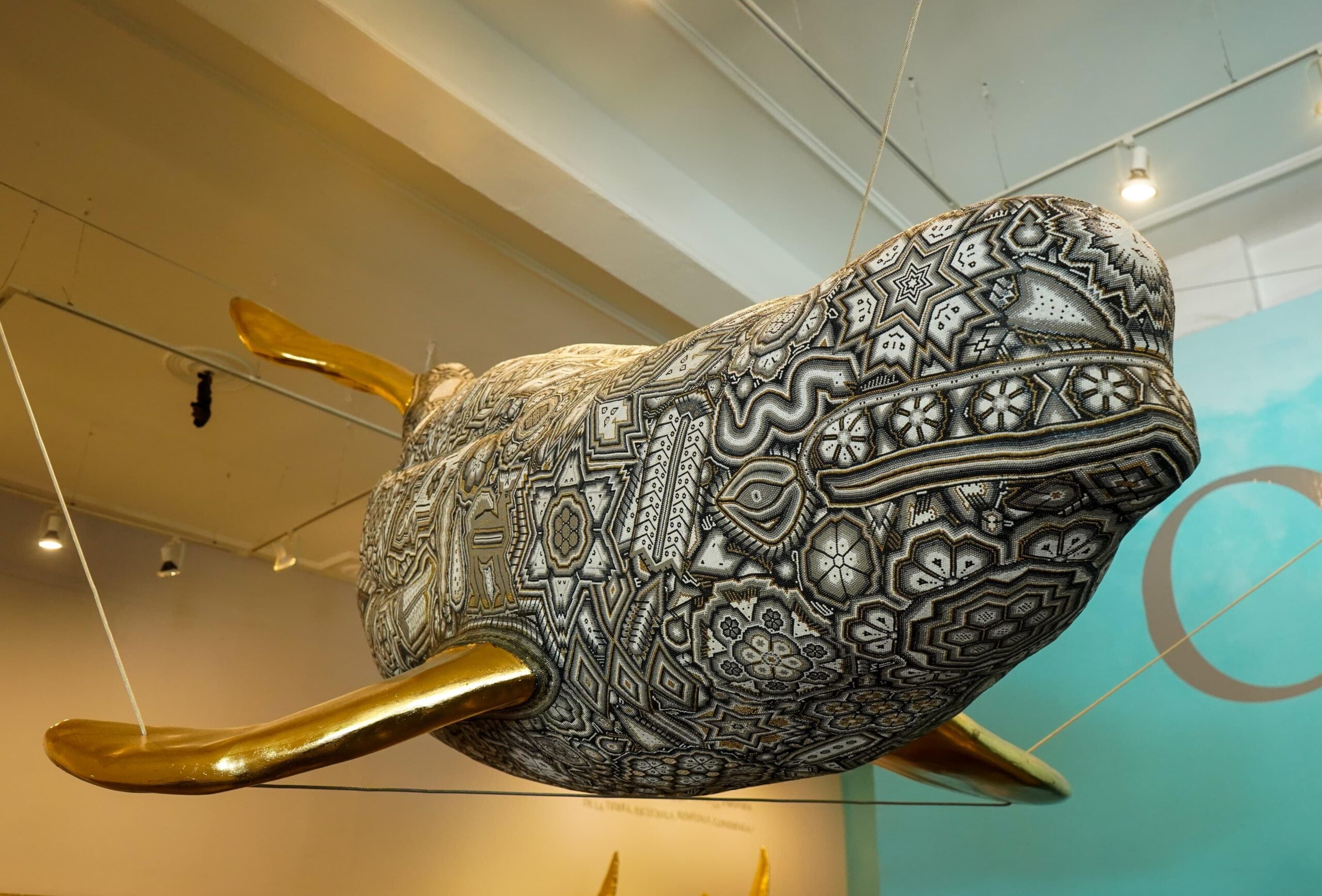 El presidente municipal Pepe Chedraui visitó la exposición “El Murmullo de los Océanos” del artista César Menchaca, que se presenta en la Galería del Palacio Municipal como una propuesta artística que conjuga el arte huichol y el reciclaje de plásticos recolectados en costas mexicanas, con un poderoso mensaje de protección ambiental.