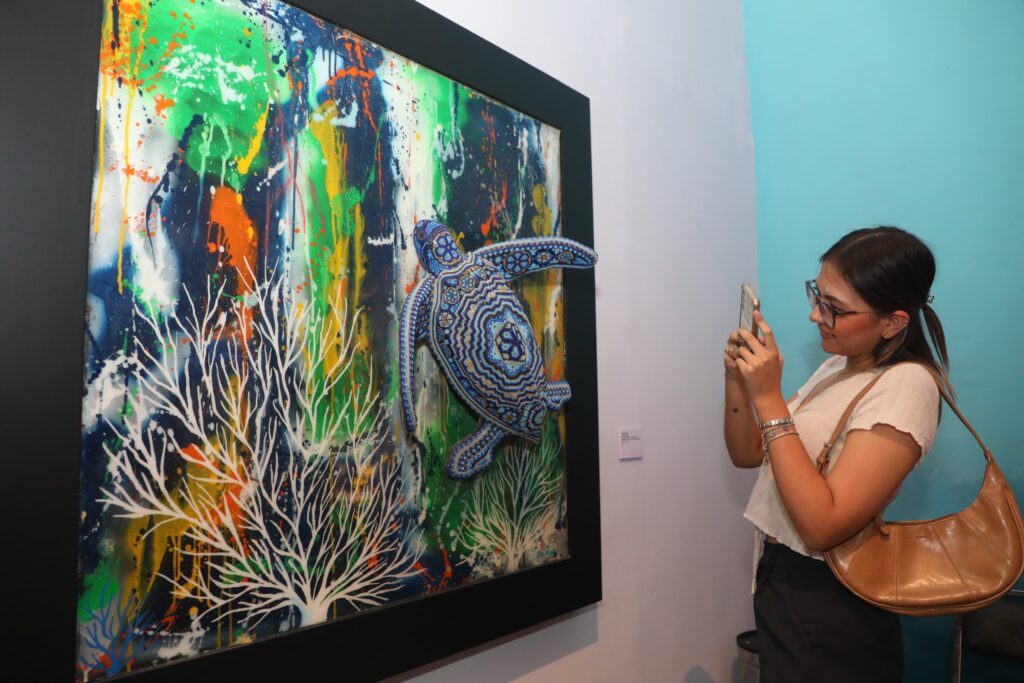 El presidente municipal Pepe Chedraui visitó la exposición “El Murmullo de los Océanos” del artista César Menchaca, que se presenta en la Galería del Palacio Municipal como una propuesta artística que conjuga el arte huichol y el reciclaje de plásticos recolectados en costas mexicanas, con un poderoso mensaje de protección ambiental.