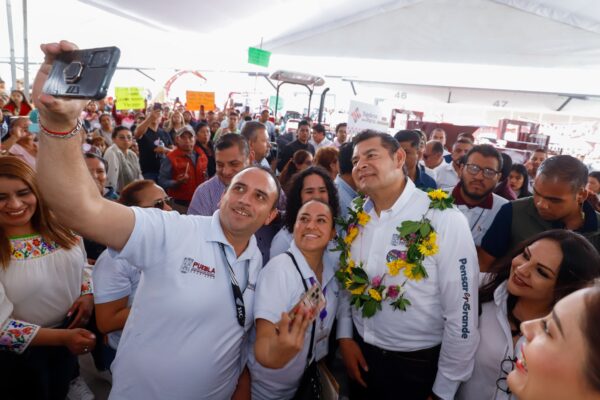 Como parte de la estrategia nacional de inclusión digital impulsada por la presidenta Claudia Sheinbaum, el gobernador Alejandro Armenta encabezó la entrega de Becas de Conectividad para el Bienestar, destinadas a jóvenes de entre 15 y 29 años en situación de vulnerabilidad.
