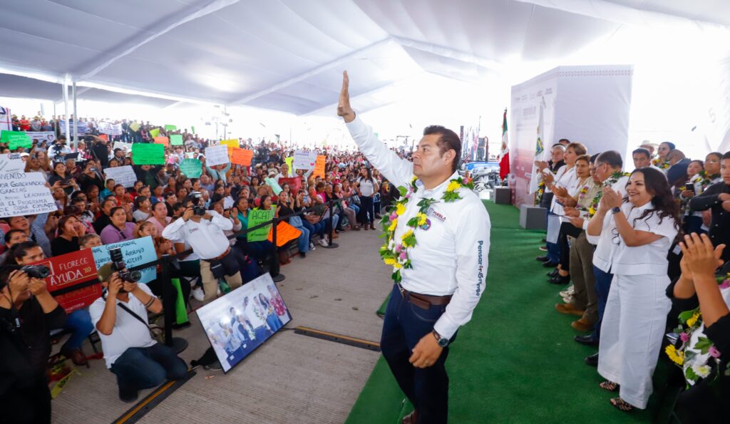 Como parte de la estrategia nacional de inclusión digital impulsada por la presidenta Claudia Sheinbaum, el gobernador Alejandro Armenta encabezó la entrega de Becas de Conectividad para el Bienestar, destinadas a jóvenes de entre 15 y 29 años en situación de vulnerabilidad.