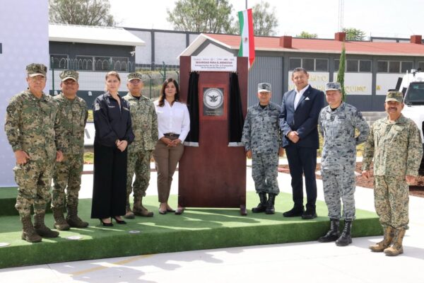 Como parte del Plan Nacional de Paz y Seguridad, el gobernador Alejandro Armenta encabezó la inauguración de la 314ª Compañía de la Guardia Nacional, en coordinación con autoridades federales, estatales y municipales. La nueva sede, ubicada en el municipio de Tochtepec, representa un avance clave para fortalecer la presencia institucional y la capacidad operativa de esta corporación en la región.