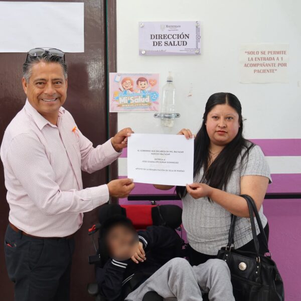 El presidente municipal Baltazar Narciso encabezó la entrega de sillas de ruedas como parte de la jornada “Enchúlame La Silla”.