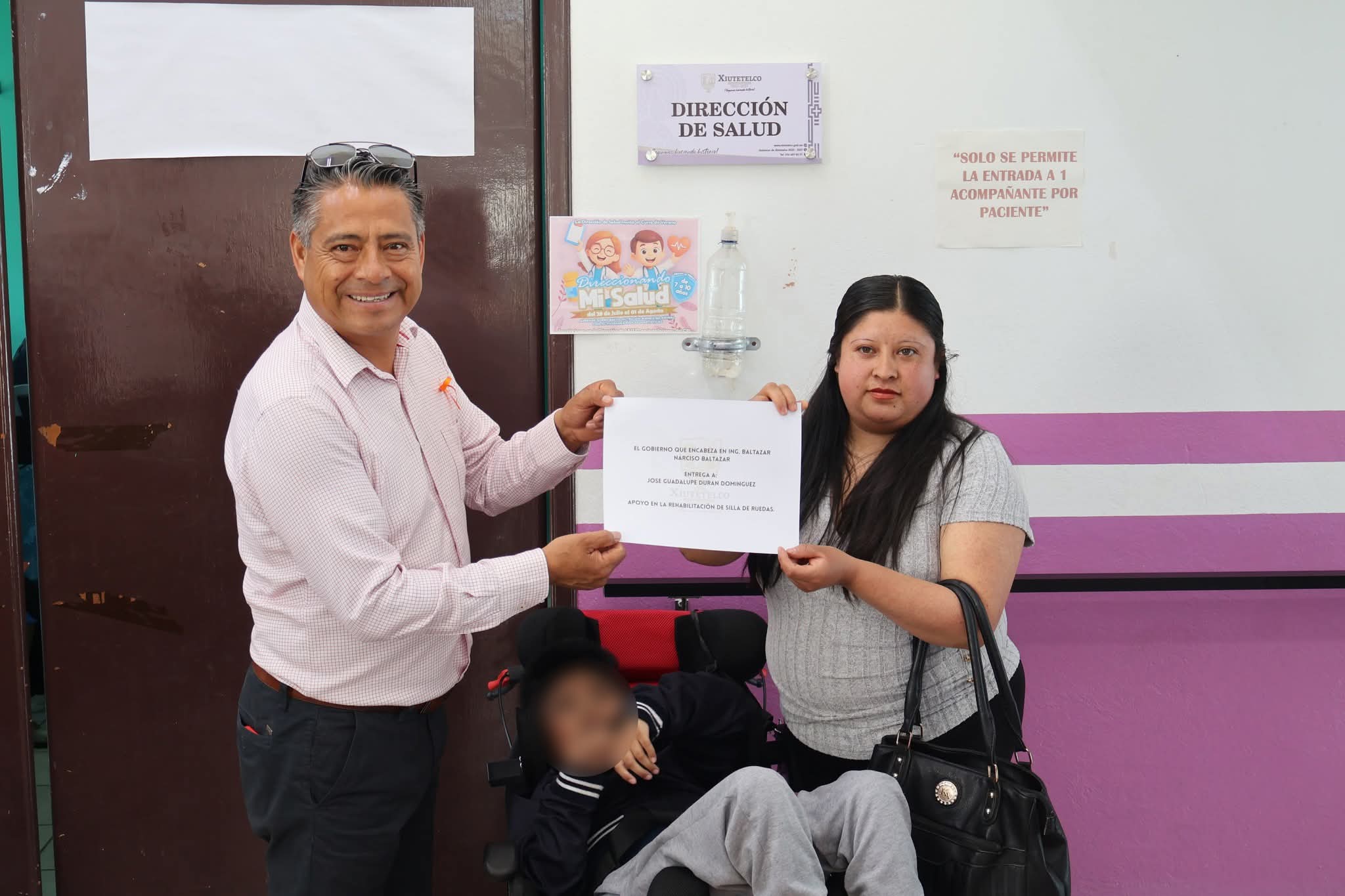 Baltazar Narciso entrega sillas de ruedas restauradas a personas en situación vulnerable en Xiutetelco