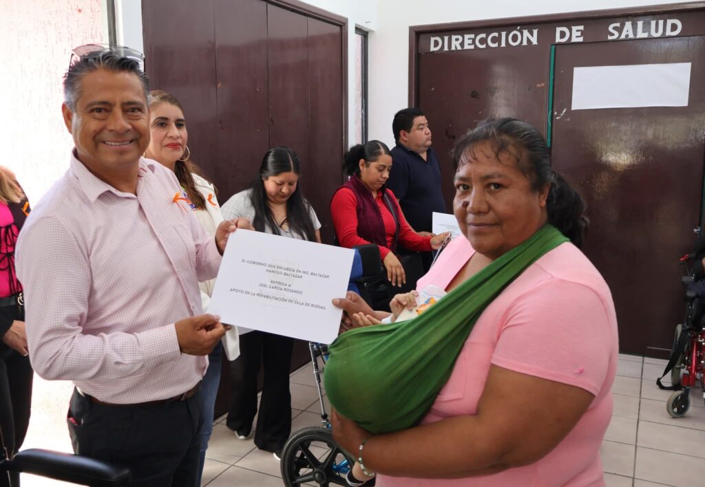El presidente municipal Baltazar Narciso encabezó la entrega de sillas de ruedas como parte de la jornada “Enchúlame La Silla”.