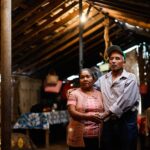 Después de 14 años sin electricidad, Perfecto Castañeda y su esposa Hermelinda Graciela López ya pueden encender una licuadora, cargar el celular y sentirse seguros por las noches.