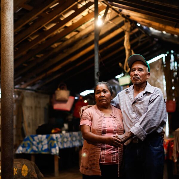Después de 14 años sin electricidad, Perfecto Castañeda y su esposa Hermelinda Graciela López ya pueden encender una licuadora, cargar el celular y sentirse seguros por las noches.
