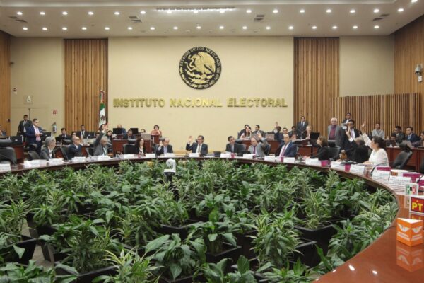 INE alista sanciones para 118 candidatos del Poder Judicial por aparecer en materiales que sugerían el voto a su favor. Las multas alcanzan hasta 146 mil pesos, pero no implican la pérdida del cargo.