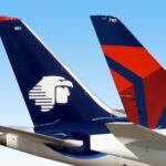 El gobierno de Donald Trump impuso nuevas restricciones a los vuelos mexicanos y amenazó con cancelar la alianza entre Delta Air Lines y Aeroméxico, en respuesta a las medidas del gobierno mexicano que obligaron a las aerolíneas a operar desde el AIFA. El secretario de Transporte, Sean Duffy, acusó a México de violar el acuerdo bilateral de aviación y otorgar ventajas injustas a sus aerolíneas. Foto: Concierge Magazine