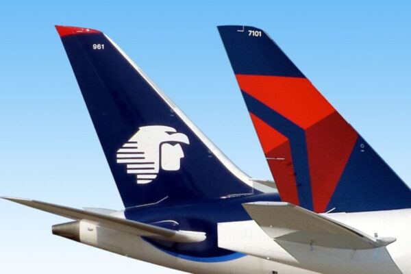 El gobierno de Donald Trump impuso nuevas restricciones a los vuelos mexicanos y amenazó con cancelar la alianza entre Delta Air Lines y Aeroméxico, en respuesta a las medidas del gobierno mexicano que obligaron a las aerolíneas a operar desde el AIFA. El secretario de Transporte, Sean Duffy, acusó a México de violar el acuerdo bilateral de aviación y otorgar ventajas injustas a sus aerolíneas. Foto: Concierge Magazine