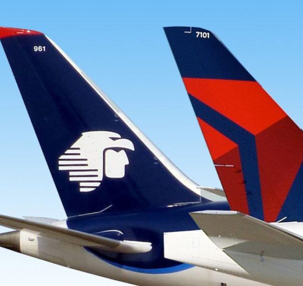 El gobierno de Donald Trump impuso nuevas restricciones a los vuelos mexicanos y amenazó con cancelar la alianza entre Delta Air Lines y Aeroméxico, en respuesta a las medidas del gobierno mexicano que obligaron a las aerolíneas a operar desde el AIFA. El secretario de Transporte, Sean Duffy, acusó a México de violar el acuerdo bilateral de aviación y otorgar ventajas injustas a sus aerolíneas. Foto: Concierge Magazine