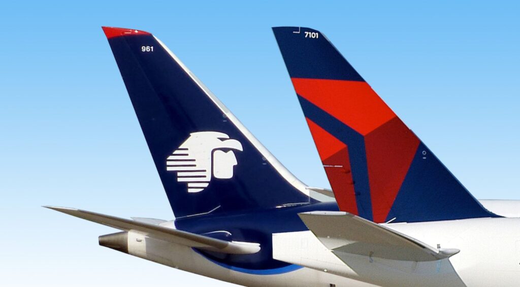El gobierno de Donald Trump impuso nuevas restricciones a los vuelos mexicanos y amenazó con cancelar la alianza entre Delta Air Lines y Aeroméxico, en respuesta a las medidas del gobierno mexicano que obligaron a las aerolíneas a operar desde el AIFA. El secretario de Transporte, Sean Duffy, acusó a México de violar el acuerdo bilateral de aviación y otorgar ventajas injustas a sus aerolíneas. Foto: Concierge Magazine