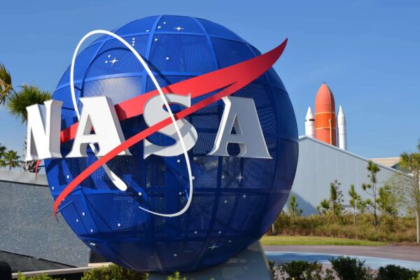 La NASA ha visto reducirse su plantilla en más de un 20% desde el regreso de Donald Trump a la Casa Blanca, con 3,870 trabajadores acogidos a dos rondas de renuncias voluntarias. La agencia sigue sin nuevo titular tras el rechazo del candidato propuesto por la actual administración.