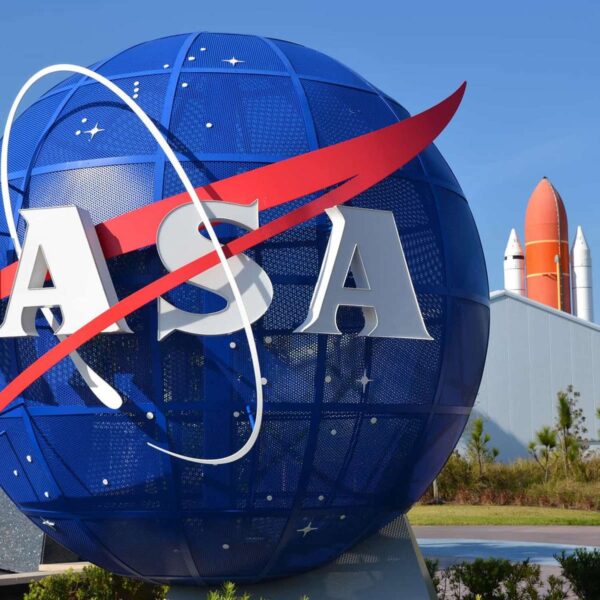 La NASA ha visto reducirse su plantilla en más de un 20% desde el regreso de Donald Trump a la Casa Blanca, con 3,870 trabajadores acogidos a dos rondas de renuncias voluntarias. La agencia sigue sin nuevo titular tras el rechazo del candidato propuesto por la actual administración.