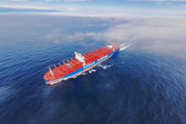 China amenaza con bloquear venta de más de 40 puertos de CK Hutchison a BlackRock y MSC si Cosco queda fuera. Foto: la jornada