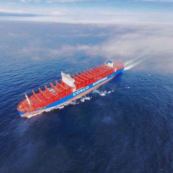 China amenaza con bloquear venta de más de 40 puertos de CK Hutchison a BlackRock y MSC si Cosco queda fuera. Foto: la jornada