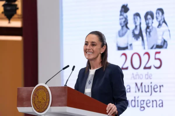 La presidenta Claudia Sheinbaum descartó aumentar el número de diputados plurinominales, como sugirieron exconsejeros del INE, y reiteró que su reforma electoral busca eliminar ese esquema para dar paso a un nuevo modelo de representación proporcional. Foto: Presidencia de la República