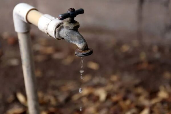 Vecinos de Bosques del Pilar denuncian baja presión de agua y posible acuerdo con piperos.