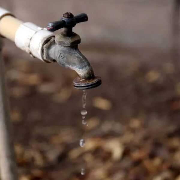 Vecinos de Bosques del Pilar denuncian baja presión de agua y posible acuerdo con piperos.