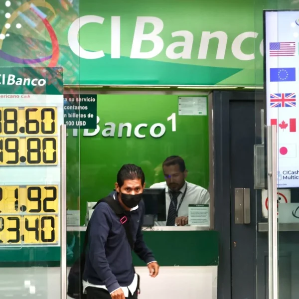La Comisión Nacional Bancaria y de Valores impuso 53 sanciones a Intercam, CIBanco y Vector por un total de 185.7 millones de pesos.. Foto: La Jornada
