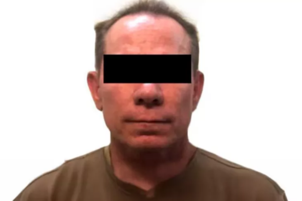 La FGR informó que Héctor Manuel Avendaño Ojeda fue entregado a las autoridades de Estados Unidos, donde enfrentará cargos por delitos de asociación delictuosa y tráfico de cocaína, en el distrito de Columbia. Foto: FGR