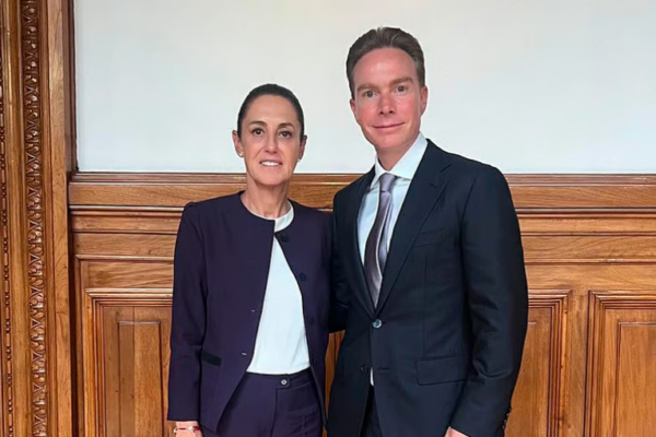 Claudia Sheinbaum recibió en Palacio Nacional a Manuel Velasco, coordinador del PVEM en el Senado, para fortalecer el diálogo político entre fuerzas aliadas. Foto: @VelascoM