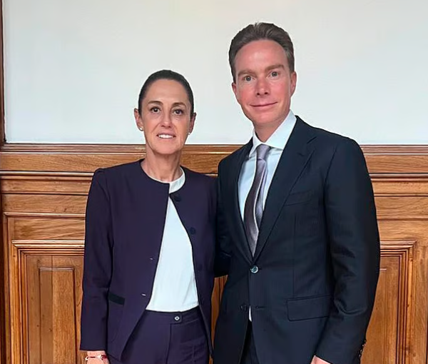 Claudia Sheinbaum recibió en Palacio Nacional a Manuel Velasco, coordinador del PVEM en el Senado, para fortalecer el diálogo político entre fuerzas aliadas. Foto: @VelascoM