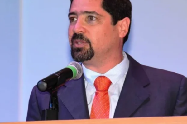 Alejandro Guevara Sanginés será el nuevo rector de la Universidad Iberoamericana Puebla. En su proyecto institucional, plantea fortalecer una universidad crítica, abierta a la realidad y comprometida con la transformación social, a través de tres ejes: formación inspiradora, investigación actualizada y vinculación con los sectores social, empresarial y gubernamental. Mario Patrón Sánchez concluye su gestión con una institución fortalecida en su misión humanista.