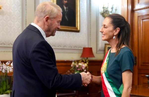 La presidenta Claudia Sheinbaum recibió en Palacio Nacional al embajador de Estados Unidos, Ronald D. Johnson, en medio de negociaciones por posibles aranceles del 30% a productos mexicanos. Foto: Notisistema