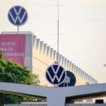 Volkswagen detiene producción en Puebla por baja demanda y escasez de materiales
