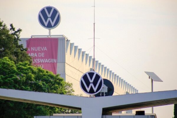 Volkswagen detiene producción en Puebla por baja demanda y escasez de materiales