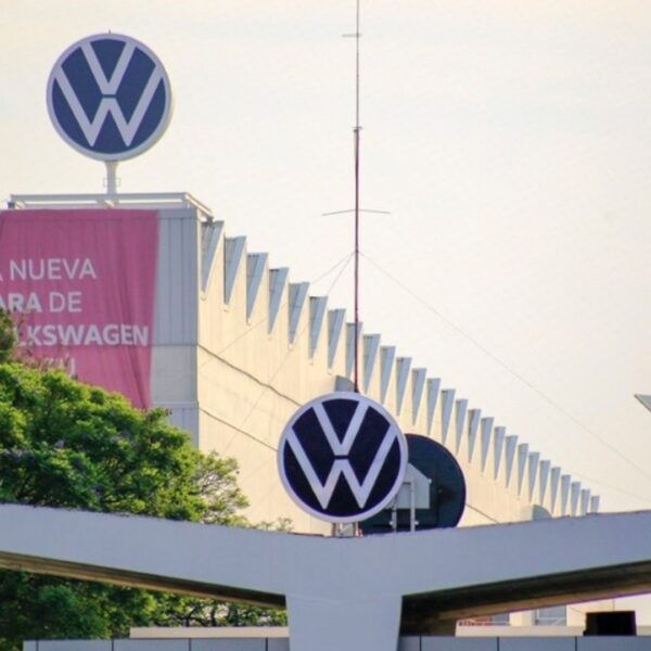 Volkswagen detiene producción en Puebla por baja demanda y escasez de materiales