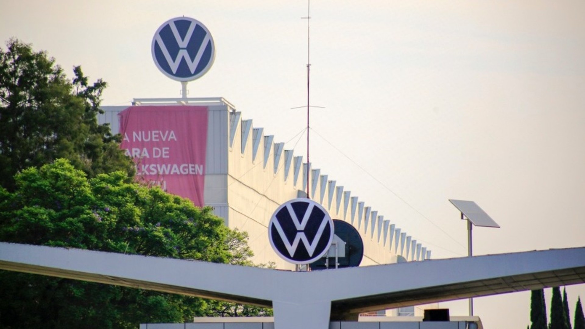 Volkswagen detiene producción en Puebla por baja demanda y escasez de materiales