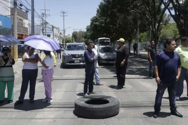 Vecinos y comerciantes de la colonia Universidades mantienen protestas por ciclovía en avenida Las Torres. Foto: Diario