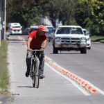 El 28 de julio, un grupo de residentes bloqueó la vialidad en protesta, al señalar que el nuevo carril exclusivo para bicicletas reduce espacios de estacionamiento y podría afectar las ventas en la zona. Foto: poblanerias