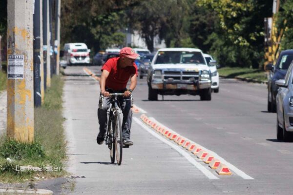 El 28 de julio, un grupo de residentes bloqueó la vialidad en protesta, al señalar que el nuevo carril exclusivo para bicicletas reduce espacios de estacionamiento y podría afectar las ventas en la zona. Foto: poblanerias