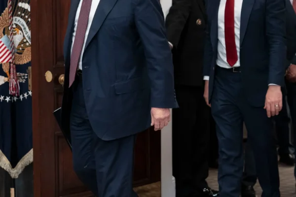 Trump lanzó una advertencia pública a Rusia al asegurar que ordenó el posicionamiento de submarinos nucleares.