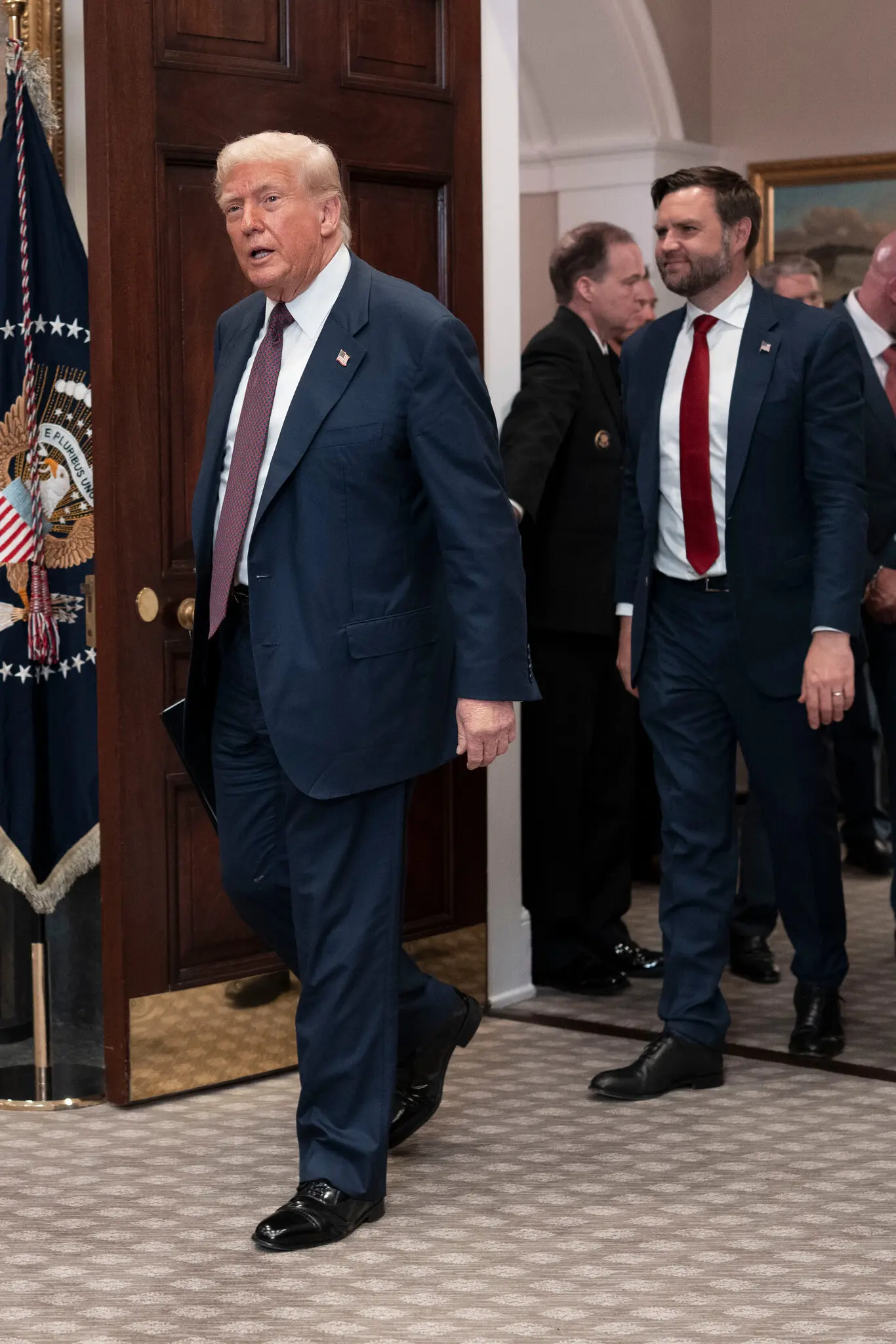Trump lanzó una advertencia pública a Rusia al asegurar que ordenó el posicionamiento de submarinos nucleares.