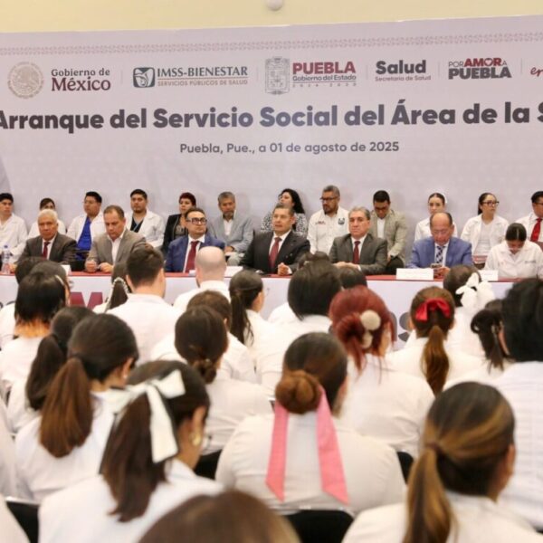 IMSS-Bienestar duplicará espacios de servicio social para estudiantes de salud en Puebla. Foto: OroNoticias.