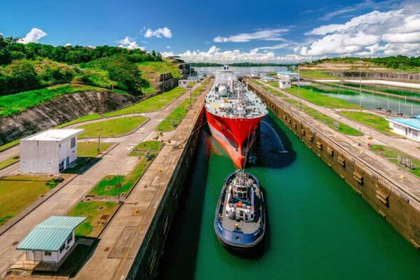 La Autoridad del Canal de Panamá alista para 2026 una licitación internacional para construir y operar dos nuevos puertos.