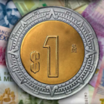 El peso mexicano acumuló una ganancia semanal de 1.84% frente al dólar, apoyado por la reducción más moderada en la tasa de interés del Banco de México. Foto: la verdad noticias